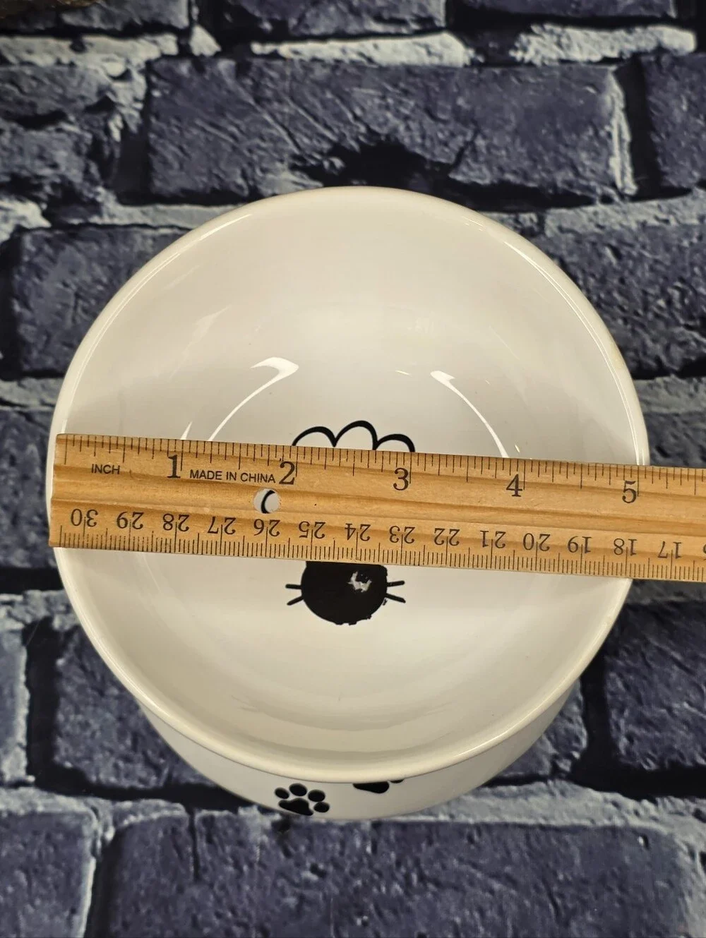 YHY Raised Tilted Ceramic Cat Bowl with Paw Prints & “Yummy!” Design